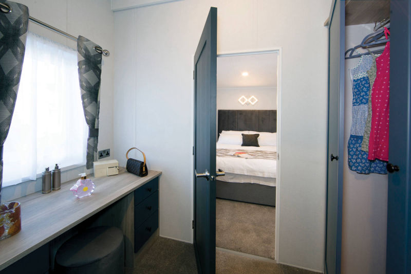 Brentwood-walk-in-wardrobe